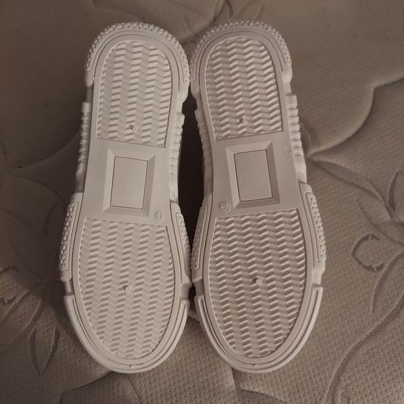 Floral Embroidery White Sneakers - Picture 5 of 5